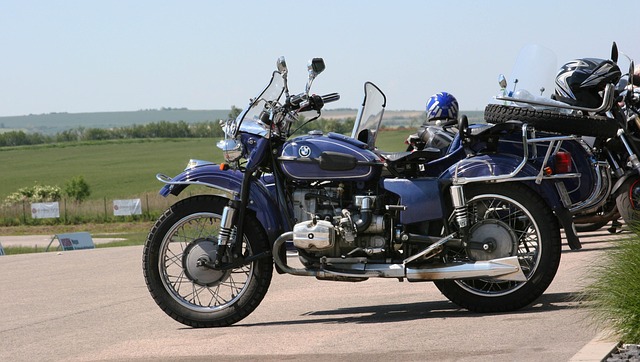 modrý motocykl značky BMW