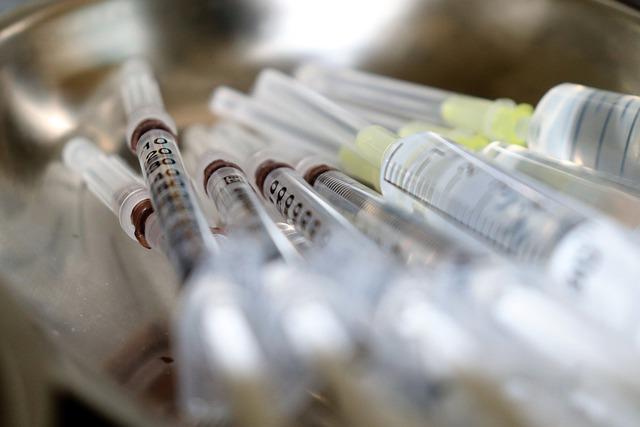 injekční stříkačky s vakcínou